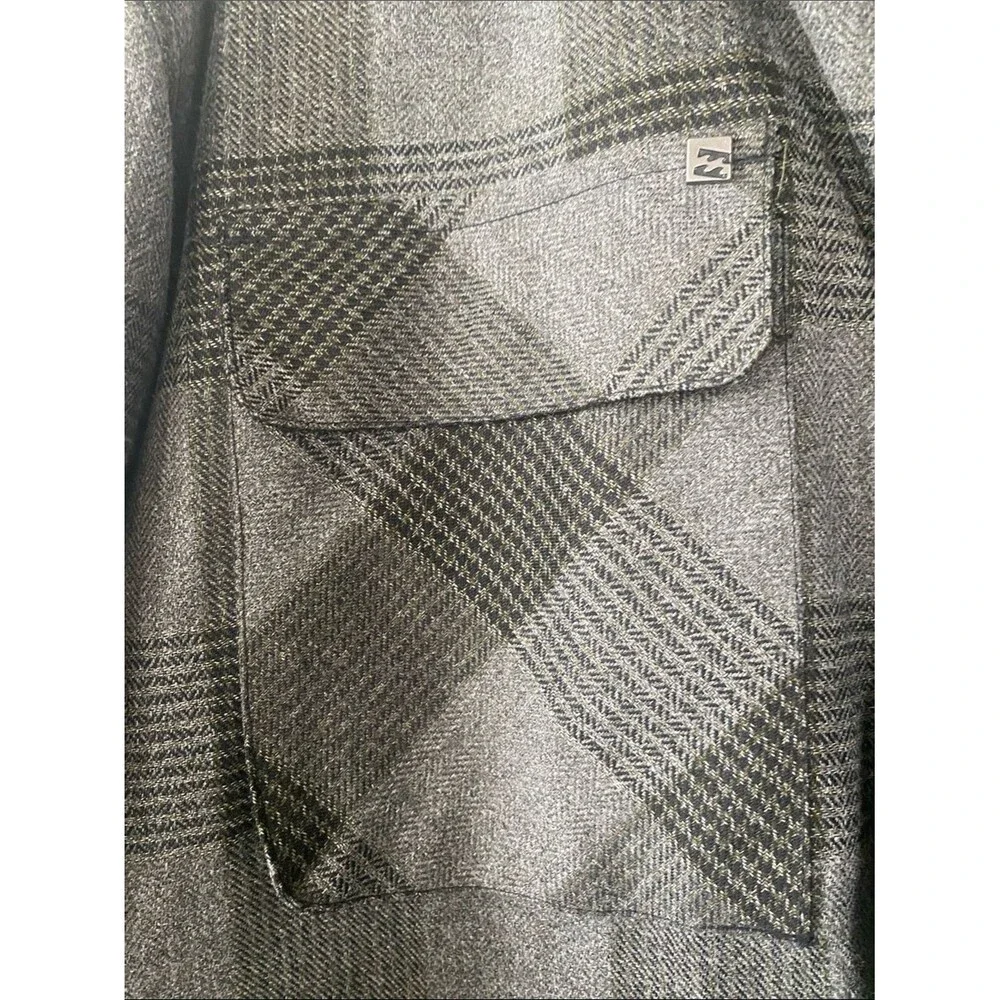 Billabong’s Men’s Gray Plaid Hooded 4 Pocket 1 inside Jacket With Adjustable Fit